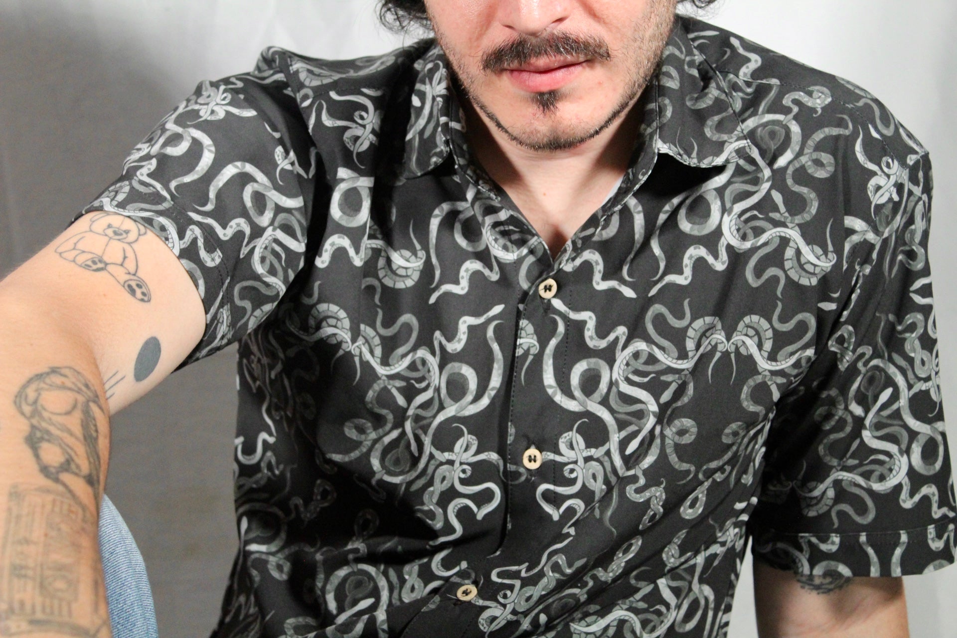 Camisa Serpientes Gris/Negro Unisex