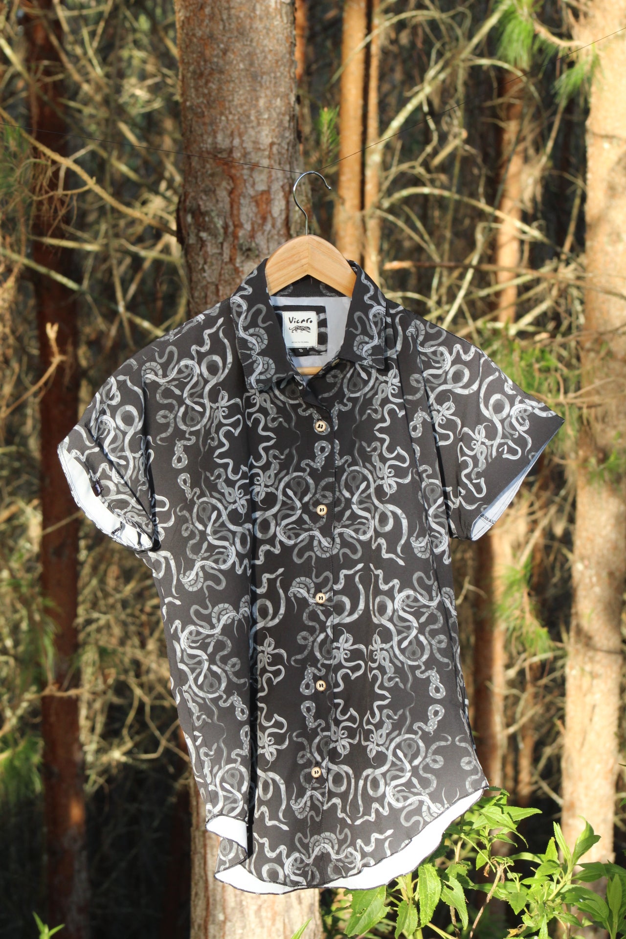 Camisa Serpientes Gris/Negro Mujer