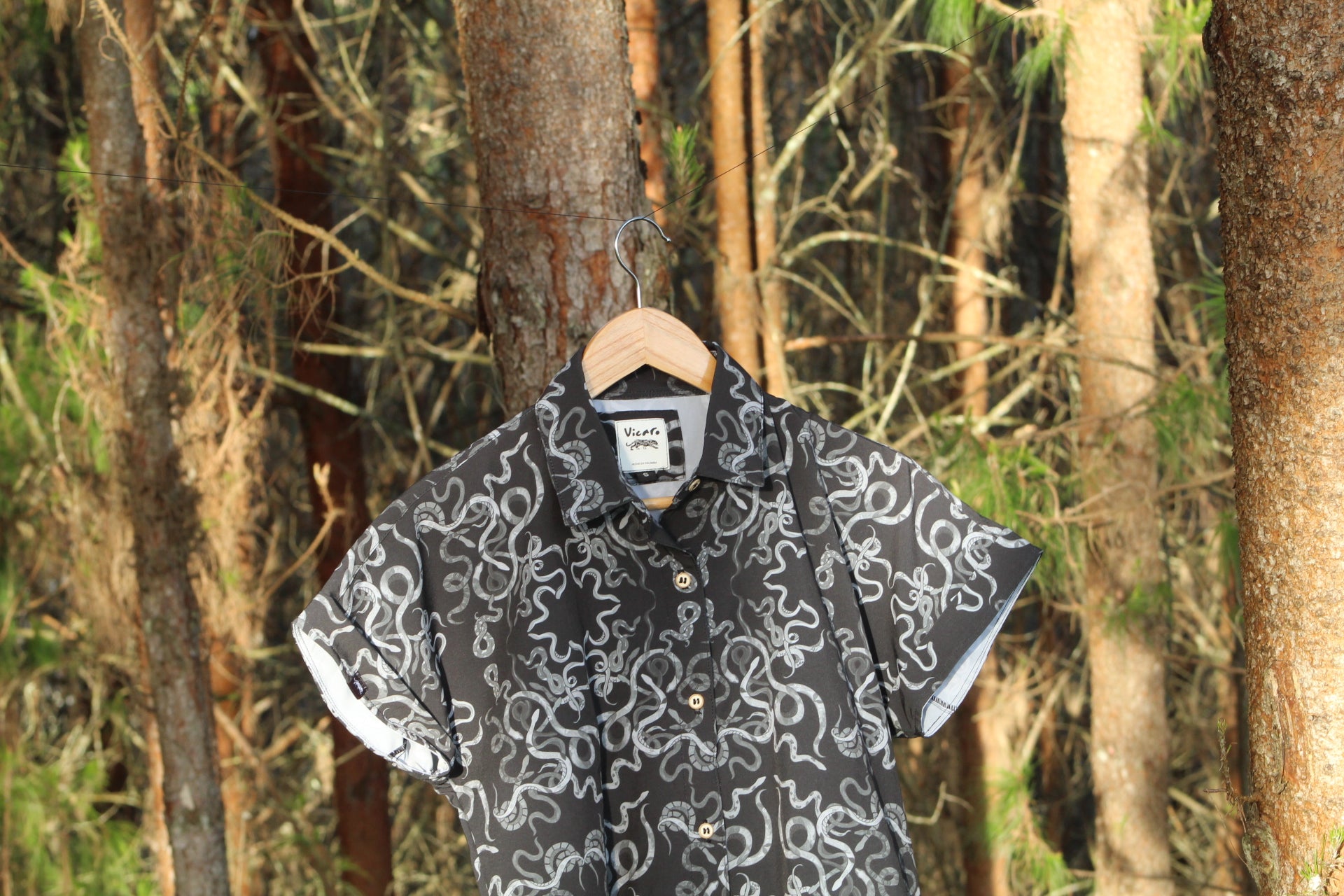 Camisa Serpientes Gris/Negro Mujer