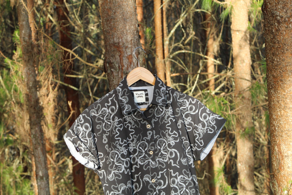 Camisa Serpientes Gris/Negro Mujer