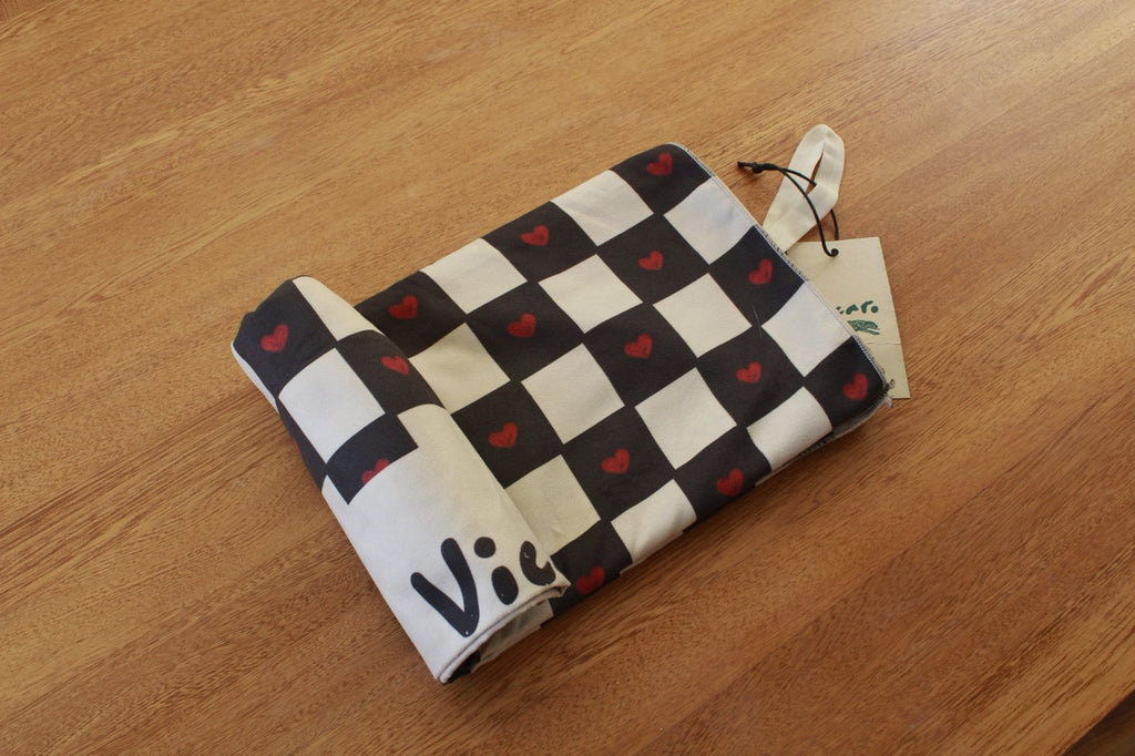 Toalla Viajera Cool - Diseño corazones Blanco y Negro