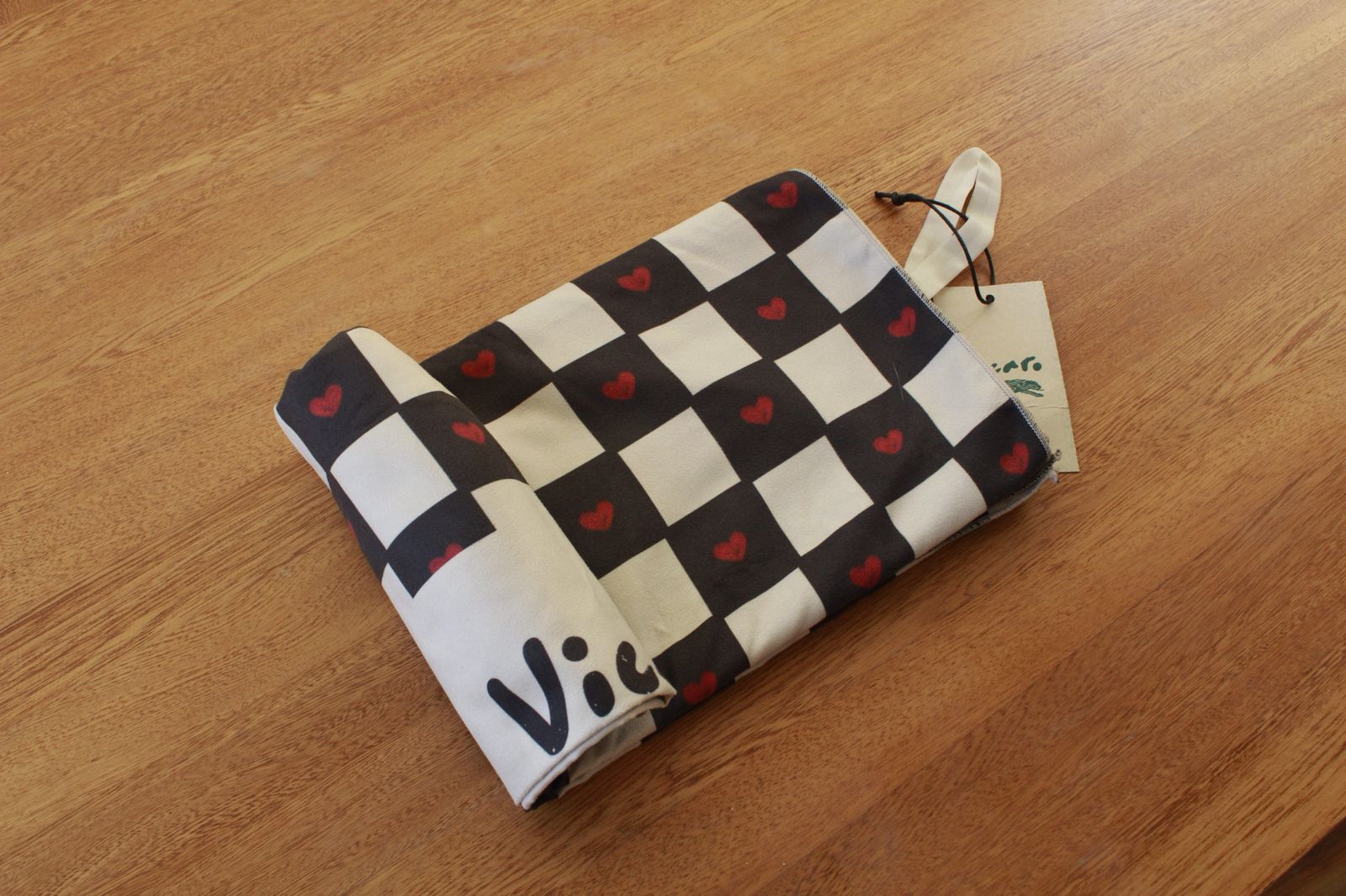 Toalla Viajera Cool - Diseño corazones Blanco y Negro