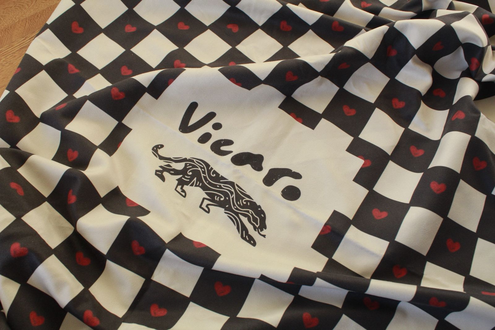 Toalla Viajera Cool - Diseño corazones Blanco y Negro