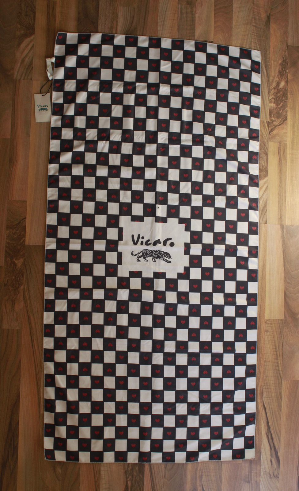 Toalla Viajera Cool - Diseño corazones Blanco y Negro